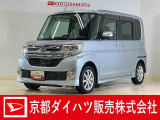 コンパクトなボディが人気の秘密です。親しみやすいデザインで毎日の運転が楽しみになりますね。コンパクトなボディーで取り回しが良く運転もしやすいと評判なんですよ。