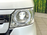 【LEDヘッドライト】悪天候や夜間走行時も良好な視界を確保し安心して運転できる高輝度LEDヘッドライトを装備!点灯速度が早く、消費電力も抑えられています。