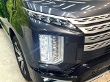 【LEDヘッドライト】悪天候や夜間走行時も良好な視界を確保し安心して運転できる高輝度LEDヘッドライトを装備!点灯速度が早く、消費電力も抑えられています。
