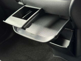 MAX3キロまで可能なトレーがエアコン操作部の下に付いてます☆★ちょっとした小物なども置いてもらえます♪