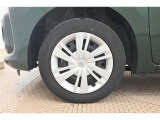 【ホイールカバー】純正なので車に似合うデザインになっていますね。スタッドレスタイヤもご相談下さい。