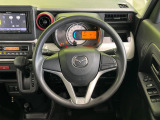 インテリアに合わせたデザインのステアリングは、運転される方のことも考え、運転しやすい形状、大きさです。是非一度、実際に触ってお確かめください。