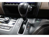 インパネシフトだから視線の移動も少なく足元もスッキリ♪運転席もゆったりしているのでゆとりを持ってドライブできますね!