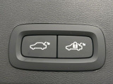 ●電動リアゲート:ワンタッチでリアゲートの開閉ができ、荷物などで両手が塞がっている状態でも簡単に開閉ができる便利機能です。