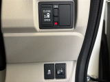 乗り降りに便利な片側電動スライドドアを装備しています。
