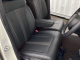 フロントシートです!!ベンチシートなので座席の移動もスムーズに出来ます!!足元も広く運転も楽ですよ!!
