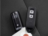 ◆スマートキー◆カギをバッグやポケットに入れたままでもドアロックの開閉ができる『スマートキー』付き!雨天や暗くなってもカギを取り出す必要がなくドアの開錠&エンジンも始動できます