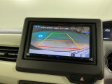 リバースギアに入れるだけで後方の表示へ切り替わります。夜間や雨の日の駐車も楽になりますよ。