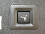 【パワーバックドア】スマートキーや運転席のボタンを押すだけでリアゲートが自動で開閉します!荷物を持っている時や、高い位置にあるバックドアを閉める際に便利な機能です♪