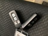 家族やパートナーと個別に持てるため、貸し借りの手間がなくスムーズに乗車できます。また、メインキーを自宅に置いたまま、もう一方をサブとして常に鞄に入れておけるため、持ち出し忘れを防げる点も便利です。