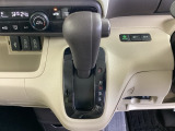 シンプルでとても使いやすいフロアシフトに、パーキングブレーキは、フットブレーキタイプです。