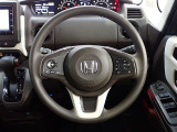 ハンドル左側にはオーディオ操作が出来るオーディオリモートコントロールスイッチ、右側にはHonda SENSINGとオートクルーズコントロールのスイッチを装備!