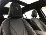 ブラックにグレーのステッチが映えるナチュラルレザーシート。電動パノラマサンルーフ付きです