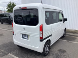 コンビネーションランプを高い位置に配置、後続車に見やすいデザインで安全にも配慮。