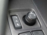 こちらのカローラツーリングHVはオートミラー付き!うっかり閉じ忘れの無いように、鍵を閉めるとミラーも閉じ、エンジン掛ければミラーが開きます!あると便利なんです♪