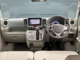 運転席周りになります。内装色はブラウン系です。