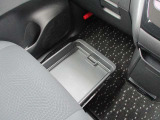 助手席シートアンダーボックス(車検証収納トレイ付)