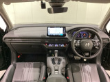 車内は光触媒抗菌消臭施工済です。インパネ周りはスタイリッシュなデザインで機能や装備も充実しています。グローブボックスやカップホルダーのほかにトレーなどたくさんの収納スペースが付いています。