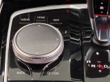 iDriveコントローラー シンプルかつ直観的な操作で、コントロール・ディスプレイに表示されるさまざまな機能を設定できます。