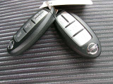 【 インテリジェントキー 】 キーを持っていればエンジン始動でき、ドアノブのボタンで車の鍵の開錠と施錠もできます。キーを取り出す手間がなくなります。