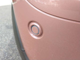 後方にはコーナーセンサーが付いております。音で危険を知らせてくれるのとブレーキとアクセルの踏み間違えも防止してくれます。