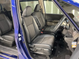 乗降がしやすい運転席。高さが調節できて小柄な方でも運転しやすいポジションをとることができます。