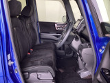 フロントシートはベンチシートです。ベンチシ―トは運転席と助手席の移動もスムーズ!狭い駐車場での乗り降りに便利です。シートの間にコンソールボックスやドリンクホルダーがないため、車内空間も広く感じます