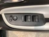 【パワーウィンドウスイッチ】ワンタッチで、パワーウインドウやドアミラーを操作できます。