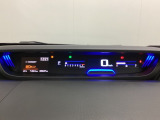 デジタル表示のスピードメーターとタコメーターを大きく配した見やすいメーター部になっています。左側のインフォメーション画面でオドメーターや燃費などの情報を確認できます。