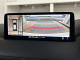 360度ビューカメラを搭載。4方の小型カメラの映像を処理し、車両真上からの映像に変換しています。