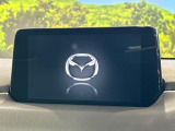 【8.8インチマツダコネクト】車内の雰囲気にマッチした大型のディスプレイ。スマホ接続でのナビ使用やBluetooth再生等、様々な機能が楽しめます。直感的なダイヤル操作が可能で、使い勝手も良好です。