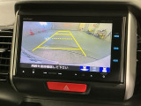 リバースギアに入れるだけで後方の表示へ切り替わります。夜間や雨の日の駐車も楽になりますよ。