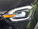 【LEDヘッドライト】悪天候や夜間走行時も良好な視界を確保し安心して運転できる高輝度LEDヘッドライトを装備!点灯速度が早く、消費電力も抑えられています。