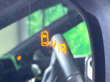 【ブラインドスポットモニター】走行中、ドアミラーの死角になりやすい箇所に後続車が接近するとサイドミラーのレンズに警告を表示!ドライバーに注意喚起をしてくれます。