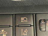 【AHB:オートマチックハイビーム】クルマに搭載されたシステムが、先行車や対向車の存在のほか周囲の明るさを検知し、ハイビームとロービームを自動で切り替える機能です。