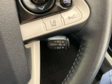 前方の車との車間を設定し、スピードを上げたり緩めたりを自動で行ってくれる追尾式の「レーダークルーズ」。上級装備の一つです!高級車にしかつかない嬉しい機能です。