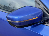 追い越し車線上を急接近してくる車両を認識してミラー内側に組み込まれたインジケータを点滅させドライバーに警告します。注意喚起に気づかず、ドライバーがそのまま車線を越えた場合には車線維持をサポートします。