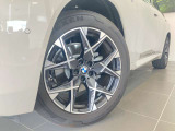 BMW純正アロイホイールはモデルやパッケージに合わせてデザインされています。洗練されたデザインで、足元の個性を引き立てます。