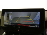 バックガイドモニター付き。車両後方の映像をナビ画面に表示し、駐車などの後退操作をサポートします。