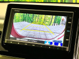 【バックカメラ】駐車時に後方がリアルタイム映像で確認できます。大型商業施設や立体駐車場での駐車時や、夜間のバック時に大活躍!運転スキルに関わらず、今や必須となった装備のひとつです!