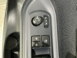 狭い駐車場で便利な電動格納ドアミラーが付いています。