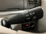 走行中に高架下やトンネルに侵入した場合、日が暮れてきた時に自動でヘッドライトが点灯してくれますので、つけ忘れや消し忘れも無く安心・安全ですよ♪