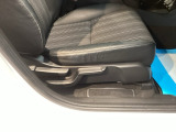 【シートレバー】ただ座るだけじゃない、運転のしやすさを決める大事なスイッチ。視界を広げたり、腰への負担を減らしたり。体型に合わせてジャストフィットさせるこの瞬間、さあ走るぞって気合が入ります。