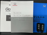 スマートキーは鍵をバッグに入れたままでもドアロックの開閉やエンジンのON・OFFができます。夜間や雨の日も鍵を探さなくて良いので便利です。