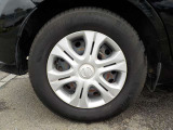 足元を引き締める、純正フルホイ-ルカバ-付きです。タイヤサイズは、185/70R14です。