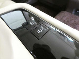 リヤシートから助手席をそう朝するスイッチです。
