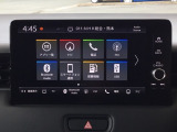 ドライブの必需品。Honda CONNECTディスプレーを搭載しています。ナビ、スマホ連携、車両情報表示、各種設定操作を一つに集約した高機能タッチパネル。直感的に使える便利なインターフェースです。