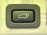 【パワーバックドア】スマートキーや運転席のボタンを押すだけでリアゲートが自動で開閉します!荷物を持っている時や、高い位置にあるバックドアを閉める際に便利な機能です♪