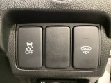 VSA装備車です。VSAはドライバーの操作と車の動きを見守っています。もし車の挙動が乱れたとき、4輪別々にブレーキをかけたり、エンジンパワーをしぼることによって車を安定させます。