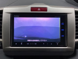 ギヤをR(バック)に入れるとナビの画面に後ろの映像が映るリアカメラ付です。後退時、コンディションが悪い視界でもカラーバックモニターがドライバーをサポートします。